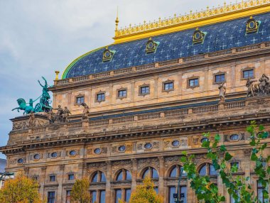 Tarihi Devlet Operası Prag Neo-Rönesans Mimarisi Mavi Çatı Altın Çatı Çek Cumhuriyeti Avrupa Kültür Tarihi Binası Görünümü