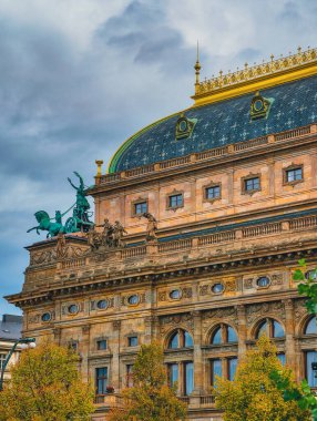 Devlet Opera Binası Prag Neo-Rönesans Mimarisi Mavi Çatı Altın Ayrıntıları Çek Cumhuriyeti Avrupa Kültür Tarihi Binası Cephesi. Ultra HD