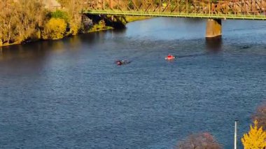 Prag Vltava Nehri Sonbahar Demiryolu Köprüsü Kürek çeken Kırmızı Çatılar Çek Cumhuriyeti Su Sporları Kenti Avrupa Seyahat Etkinliği
