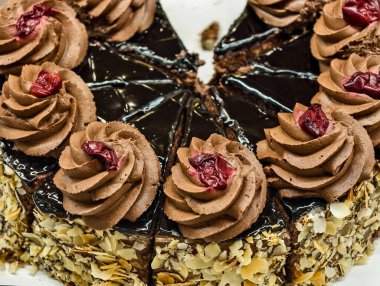 Tereyağlı Kekli Gurme Çikolatalı Pasta Kiraz Badem Süsleme Şık Doğum Günü Düğün Tatlısı Şık Kahverengi Yemek Fotoğrafçılığı