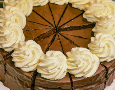 Krem şantili çikolatalı pasta. Doğum günü kutlamaları. Dilimlenmiş Dilimlenmiş Parçalar.