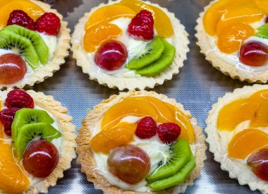 Taze Meyveli Tartlet Pasta Kreması Renkli Tatlı Pastanesi Mini Tatlılar Kivi Portakallı Ahududu Vişneli Gurme Avrupa Pastanesi Yemek Fotoğrafları