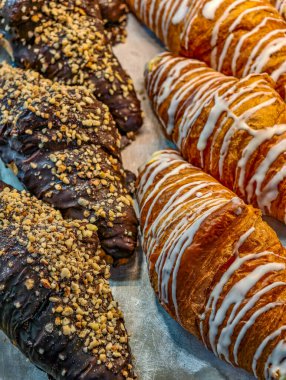 Çukulata ve Dondurmalı Kruvasan, Gourmet Markası için fındıklı ve jöleli Sanatsal Pastalar, Gıda Styling. Yaratıcı Arkaplan