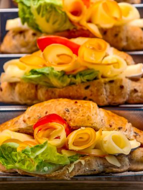 Peynirli gurme sandviç, kıtır marul ve çok tahıllı ekmek prim pastane fotoğrafçılığı.