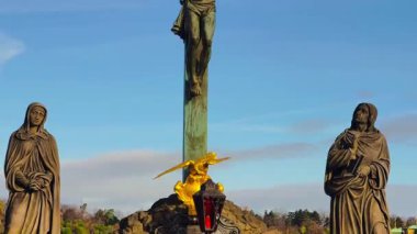 Kutsal Haç Heykeli Charles Köprüsü Prag Çek Cumhuriyeti Altın İbrani Yazısı Barok Dini Sanatı 4K B-Roll Görüntü Simgesi