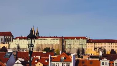 Prag Şatosu St Vitus Katedrali Gotik Mimarisi Kızıl Çatı Çatı Çerçevesi Çek Cumhuriyeti Sinema B-Roll Görüntüsü UNESCO Tarihi Tarihi 4K Video