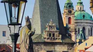 Prag Tarihi Mimarisi Kilise Saat Kulesi 'nin Çatıları Sinematik 4K B-Roll Çek Cumhuriyeti Avrupa Mirası