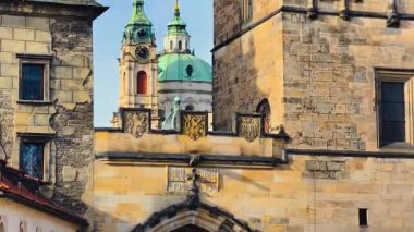 Prag Tarihi Mimari Çatıları Kilise Kulesi Saat Kulesi. Film B-Roll Çekimi Çek Cumhuriyeti Avrupa Mirası Eski Kasaba 4K Video 