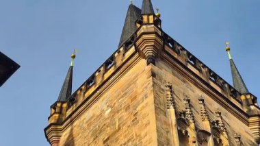 Gotik Katedral Katedrali Taşı Altın Saati Süsledi Taş Devri, Çek Cumhuriyeti Spire Prag Sineması B-Roll Ortaçağ Sanatçılık 4K