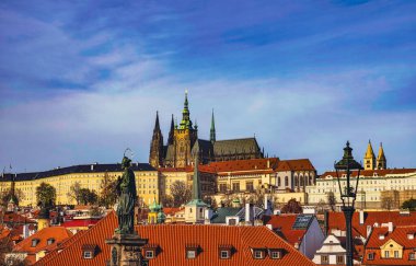 Prag Kalesi ve Charles Köprüsü Sunset 'te, Gotik Spires, Kızıl Çatı, Kültür Mirası, Çek Cumhuriyeti' nin Tarihi Avrupa Tarihi Tarihi Tarihi Tarihi Tarihi