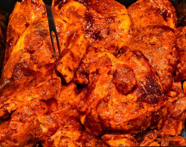 Izgara ızgara domuz pirzolası, jöleli karamelize kaplama ve ızgarada karabiber çeşnili. Yiyecek Arkaplanı