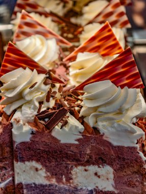 Özel kutlamalar için çikolatalı, kremalı, çikolatalı ve karamel süslemeli lüks pasta. Tatlı Arkaplan