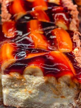 Gurme Fırın Sergisi için Kırmızı Meyve Toplama ve Dekoratif Girdaplı Erikli Peynirli Kek. Tatlı Gıda Arkaplanı