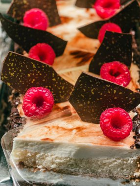 Koyu Çikolata Üçgenli Lüks Ahudududulu Cheesecake ve Zarif Kutlama Tatlıları İçin Altın Yaprak. Yiyecek Arkaplanı