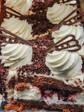 Çikolatalı Kara Orman Pastası. Krem şantili, kiraz dolgulu ve çikolata talaşlı. Tatlı Arkaplan