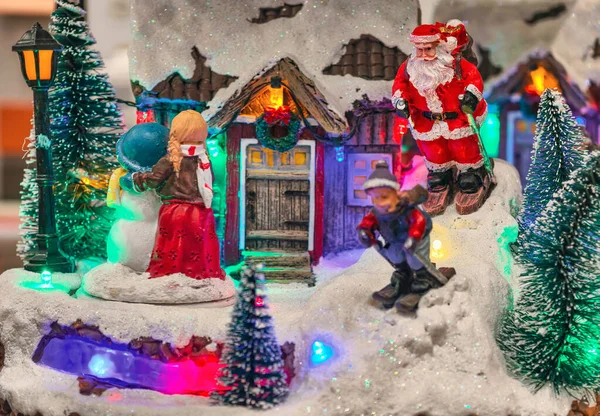 Noel Köyü Minyatür Sahnesi Noel Baba Figürleri Aydınlatılmış Evler Tatil Dekorasyonu Kutlama Kutlaması Arkaplanı