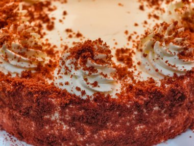 Krem şantili kırmızı kadife pasta ve krema kreması ve kek kırıntısı süsleme, kapanış şekerlemeleri arka plan