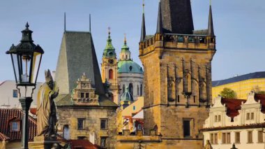Prag Charles Köprüsü Kuleleri Fener Heykelleri Sinematik 4K Yavaş Çekim B-Filmi Tarihi Kuleler Görüntüsü