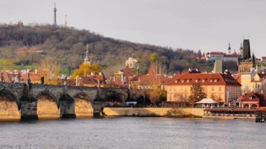 Prag Charles Köprüsü 'nün Vltava Nehri şehir manzarasına bakan ve Prag Kalesi' nin altın saatinde doğal ışıklandırmayla çekilmiş yavaş çekim 4K B-roll görüntüleri..