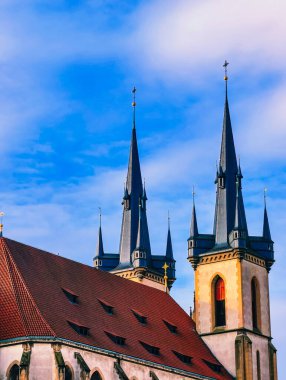 Tarihi Kilise Binaları ve Kırmızı Çatı Mimarisi Fotoğraf: Mavi Gökyüzü Yüksek Çözünürlüklü Dikey Duvar Kağıdı Geçmişi Fotoğrafçılığı.