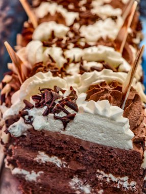 Çikolatalı Mousse Pastası Sırası Dikey Fotoğraf Kırbaçlama ve talaş Yüksek Çözünürlüklü Gıda Duvar Kağıdı Arkaplanı.