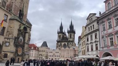 Prag, Çek Cumhuriyeti 13 Şubat 2026: Jan Hus Anıtı Tyn 'in önünde ve arkasında tarihi binalar bulunan Eski Şehir Meydanı' nda duruyor. Sadece editör kullanımı.