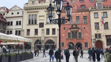 Prag, Çek Cumhuriyeti 13 Şubat 2026: Prag Astronomik Saati tarihi kilise ve binaların yakınında seyreden insanlar. Sadece editör kullanımı.