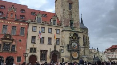 Prag, Çek Cumhuriyeti 13 Şubat 2026: Turistler tarihi kilise ve binalarla çevrili Prag Astronomik Saatini izlemek için Eski Şehir Meydanı 'nda toplandılar. Sadece editör kullanımı.