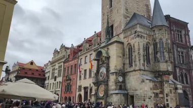 Prag, Çek Cumhuriyeti 13 Şubat 2026: Jan Hus Anıtı Tyn 'in önünde ve arkasında tarihi binalar bulunan Eski Şehir Meydanı' nda duruyor. Sadece editör kullanımı.