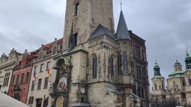 Prag, Çek Cumhuriyeti 13 Şubat 2026: Prag Astronomik Saat ve Gökyüzü Günü 'nde süslü gotik mimarisi ve tarihi binaları olan Eski Şehir Binası kulesi. Sadece editör kullanımı.