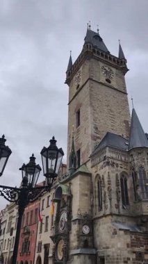 Prag, Çek Cumhuriyeti 13 Şubat 2026: Turistler tarihi kilise ve binalarla çevrili Prag Astronomik Saatini izlemek için Eski Şehir Meydanı 'nda toplandılar. Sadece editör kullanımı.