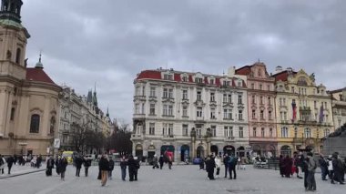 Prag, Çek Cumhuriyeti 13 Şubat 2026: Turistler ve tarihi şehir mimarisi ile dolu Eski Şehir Meydanı. Sadece editör kullanımı.