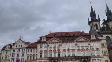 Prag, Çek Cumhuriyeti 13 Şubat 2026: Jan Hus Anıtı Tyn 'in önünde ve arkasında tarihi binalar bulunan Eski Şehir Meydanı' nda duruyor. Sadece editör kullanımı.