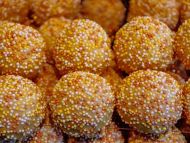 Renkli serpiştirilmiş Altın Karamelli Elma Şekeri Fotoğraf Festivali Tatlısı Gösterimi Profesyonel Tatlı Gıda Duvar Kağıdı.