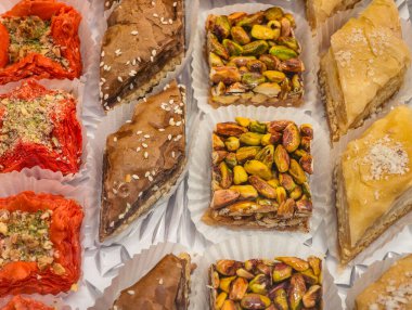 Çeşit çeşit Baklava Fotoğrafı: Pistachio Topping ve Orta Doğu Tatlı Pasta Çeşitliliği Üst Görünüm Duvar Kağıdı Arkaplanı.