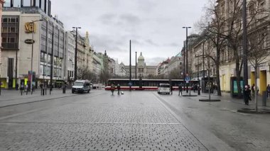 Prag, Çek Cumhuriyeti 22 Şubat 2026: Wenceslas Meydanı 'na geniş açılı geniş açılı bir bakış açısı bulutlu bir kış sabahı bu ikonik tarihi bulvarın ihtişamını yansıtıyor.