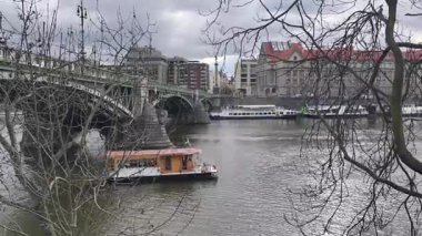 Prag, Çek Cumhuriyeti 24 Şubat 2026: Biri koyu yeşile sarılı iki tramvay ve diğeri de en ikonik kış sabahlarından birinde Küçük Şehir Bölgesi 'nde durmakta olan standart kırmızı ve beyaz üniformalı bir durak.