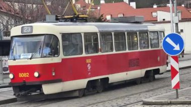 Prag, Çek Cumhuriyeti 24 Şubat 2026: Parlak bir kış günü öğleden sonra Charles Köprüsü 'nü geçen bir turist topluluğu, kaldırım kaldırımının üzerindeki süslü kaidelerin üzerinde duran büyük Barok taş heykellerinin her iki tarafında da yer aldı..