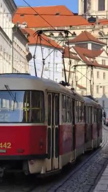 Prag, Çek Cumhuriyeti 25 Şubat 2026: Modern ve klasik tramvaylar tarihi caddelerde ve Bohem başkentinin sembolik meydanlarında seyahat ederek Prag Şatosu, Ulusal Tiyatro ve Dansçı Ev 'in de aralarında bulunduğu tarihi yerleri geçmektedir. Sadece editör kullanımı