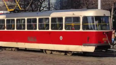 Prag, Çek Cumhuriyeti 25 Şubat 2026: Modern ve klasik tramvaylar tarihi caddelerde ve Bohem başkentinin sembolik meydanlarında seyahat ederek Prag Şatosu, Ulusal Tiyatro ve Dansçı Ev 'in de aralarında bulunduğu tarihi yerleri geçmektedir. Sadece editör kullanımı