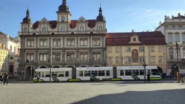 Prag, Çek Cumhuriyeti 25 Şubat 2026: Modern ve klasik tramvaylar tarihi caddelerde ve Bohem başkentinin sembolik meydanlarında seyahat ederek Prag Şatosu, Ulusal Tiyatro ve Dansçı Ev 'in de aralarında bulunduğu tarihi yerleri geçmektedir. Sadece editör kullanımı