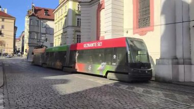 Prag, Çek Cumhuriyeti 25 Şubat 2026: Modern ve klasik tramvaylar tarihi caddelerde ve Bohem başkentinin sembolik meydanlarında seyahat ederek Prag Şatosu, Ulusal Tiyatro ve Dansçı Ev 'in de aralarında bulunduğu tarihi yerleri geçmektedir. Sadece editör kullanımı