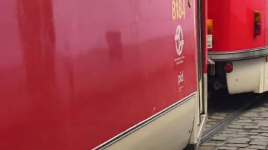 Prag, Çek Cumhuriyeti 25 Şubat 2026: Modern ve klasik tramvaylar tarihi caddelerde ve Bohem başkentinin sembolik meydanlarında seyahat ederek Prag Şatosu, Ulusal Tiyatro ve Dansçı Ev 'in de aralarında bulunduğu tarihi yerleri geçmektedir. Sadece editör kullanımı