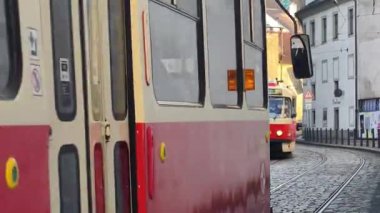 Prag, Çek Cumhuriyeti 25 Şubat 2026: Modern ve klasik tramvaylar tarihi caddelerde ve Bohem başkentinin sembolik meydanlarında seyahat ederek Prag Şatosu, Ulusal Tiyatro ve Dansçı Ev 'in de aralarında bulunduğu tarihi yerleri geçmektedir. Sadece editör kullanımı