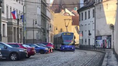Prag, Çek Cumhuriyeti 25 Şubat 2026: Modern ve klasik tramvaylar tarihi caddelerde ve Bohem başkentinin sembolik meydanlarında seyahat ederek Prag Şatosu, Ulusal Tiyatro ve Dansçı Ev 'in de aralarında bulunduğu tarihi yerleri geçmektedir. Sadece editör kullanımı