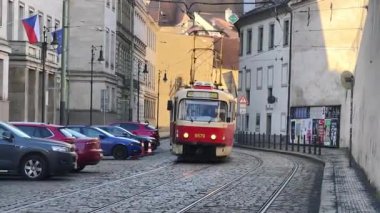 Prag, Çek Cumhuriyeti 25 Şubat 2026: Modern ve klasik tramvaylar tarihi caddelerde ve Bohem başkentinin sembolik meydanlarında seyahat ederek Prag Şatosu, Ulusal Tiyatro ve Dansçı Ev 'in de aralarında bulunduğu tarihi yerleri geçmektedir. Sadece editör kullanımı