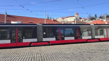 Prag, Çek Cumhuriyeti 25 Şubat 2026: Modern ve klasik tramvaylar tarihi caddelerde ve Bohem başkentinin sembolik meydanlarında seyahat ederek Prag Şatosu, Ulusal Tiyatro ve Dansçı Ev 'in de aralarında bulunduğu tarihi yerleri geçmektedir. Sadece editör kullanımı