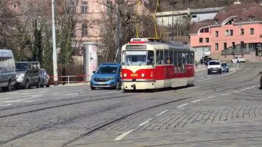 Prag, Çek Cumhuriyeti 25 Şubat 2026: Modern ve klasik tramvaylar tarihi caddelerde ve Bohem başkentinin sembolik meydanlarında seyahat ederek Prag Şatosu, Ulusal Tiyatro ve Dansçı Ev 'in de aralarında bulunduğu tarihi yerleri geçmektedir. Sadece editör kullanımı