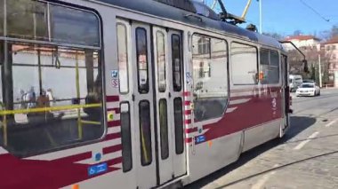 Prag, Çek Cumhuriyeti 25 Şubat 2026: Modern ve klasik tramvaylar tarihi caddelerde ve Bohem başkentinin sembolik meydanlarında seyahat ederek Prag Şatosu, Ulusal Tiyatro ve Dansçı Ev 'in de aralarında bulunduğu tarihi yerleri geçmektedir. Sadece editör kullanımı