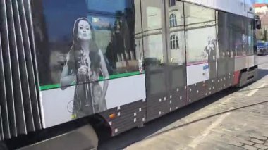 Prag, Çek Cumhuriyeti 25 Şubat 2026: Modern ve klasik tramvaylar tarihi caddelerde ve Bohem başkentinin sembolik meydanlarında seyahat ederek Prag Şatosu, Ulusal Tiyatro ve Dansçı Ev 'in de aralarında bulunduğu tarihi yerleri geçmektedir. Sadece editör kullanımı